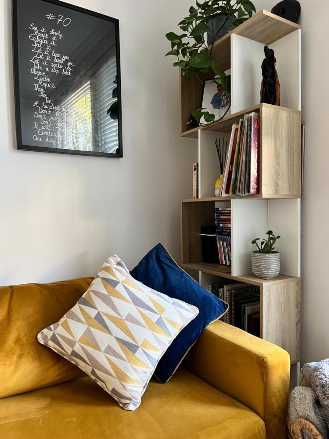 Stylish One-Bedroom Rental With Private Patio In Zone 2 Лондон Экстерьер фото