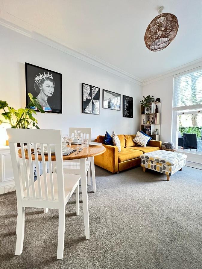 Stylish One-Bedroom Rental With Private Patio In Zone 2 Лондон Экстерьер фото