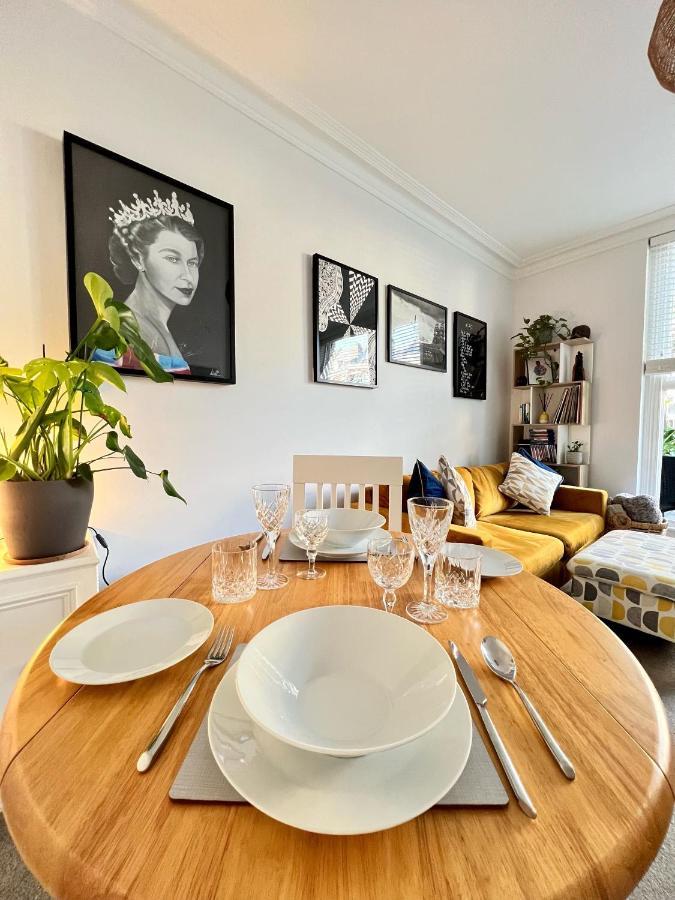 Stylish One-Bedroom Rental With Private Patio In Zone 2 Лондон Экстерьер фото