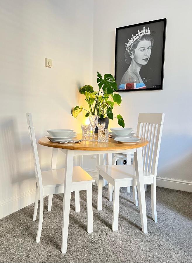 Stylish One-Bedroom Rental With Private Patio In Zone 2 Лондон Экстерьер фото